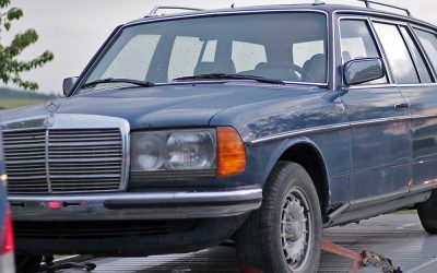 Alles klar im Schlauch: Mercedes S123 230TE Surfblau!