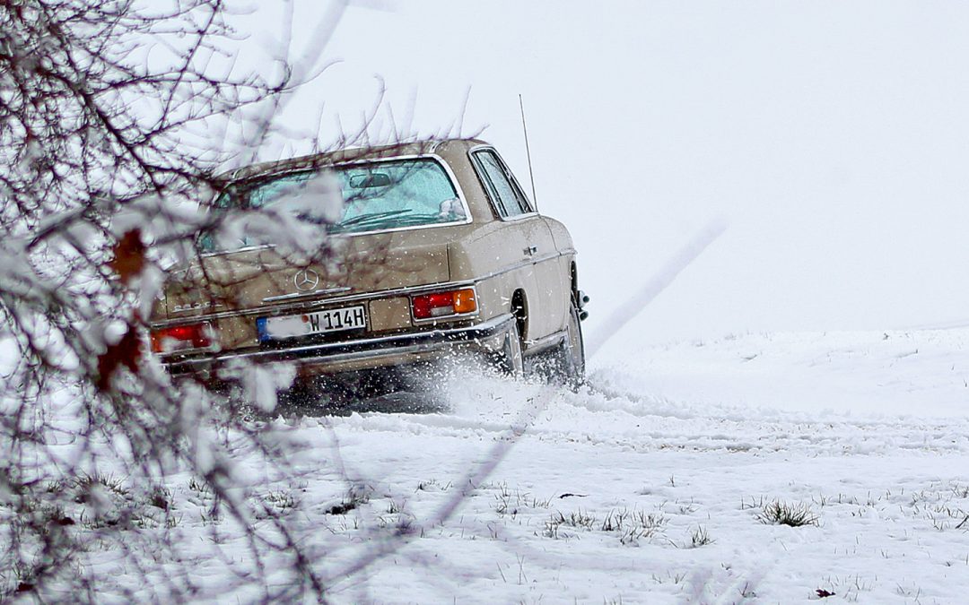 Mercedes W114 280CE im Winter. Nimm` ihn quer…