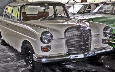 Mercedes W110 230 Sternfund! Umzingelt von bunten Opels.